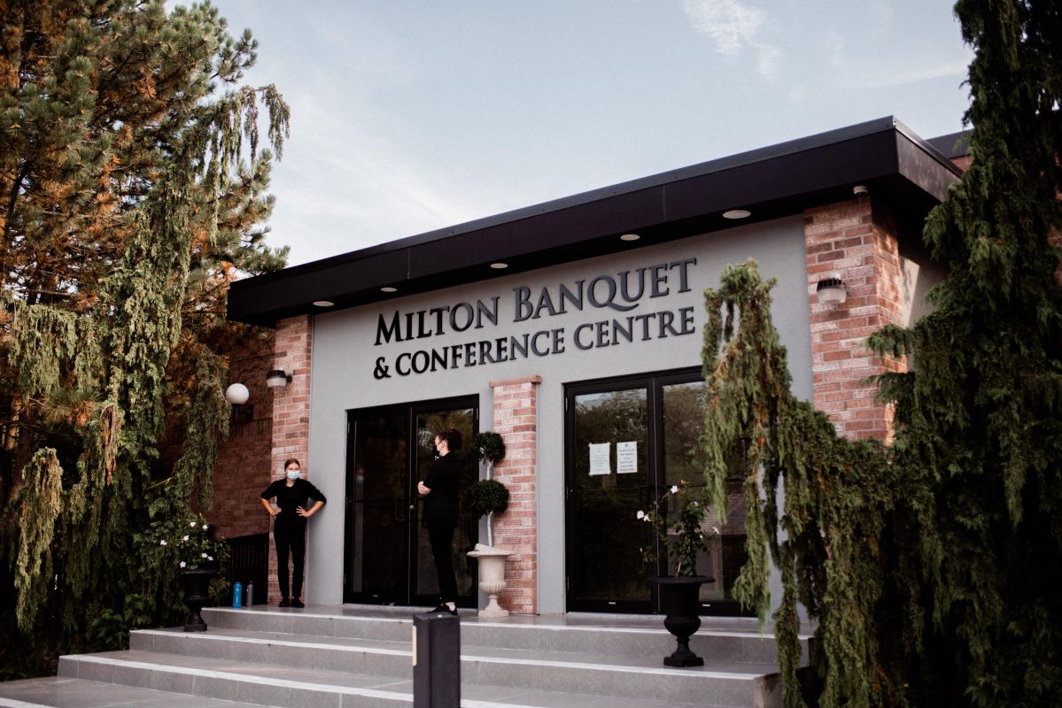 Milton Banquet & Conference Centre with clear blue skies and lush nature is a wedding spot of your dreams