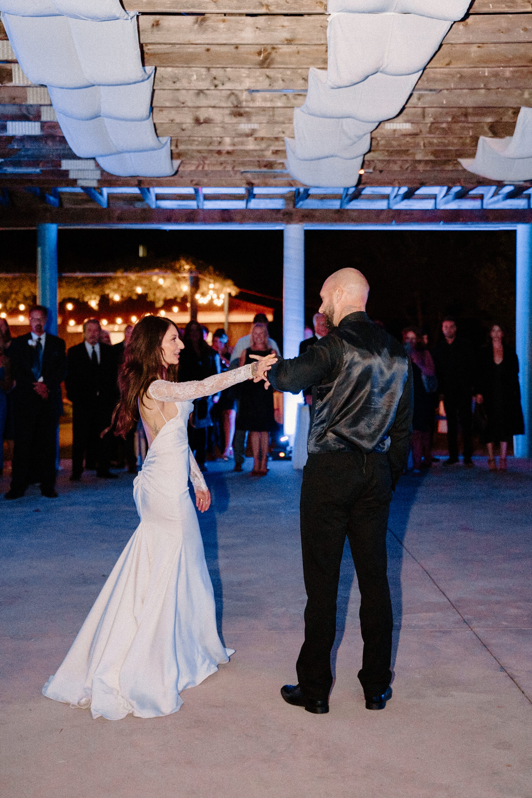 DSC01186 As night approaches, the venue transforms, adorned with enchanting lights that create a fairytale-like atmosphere for evening festivities.