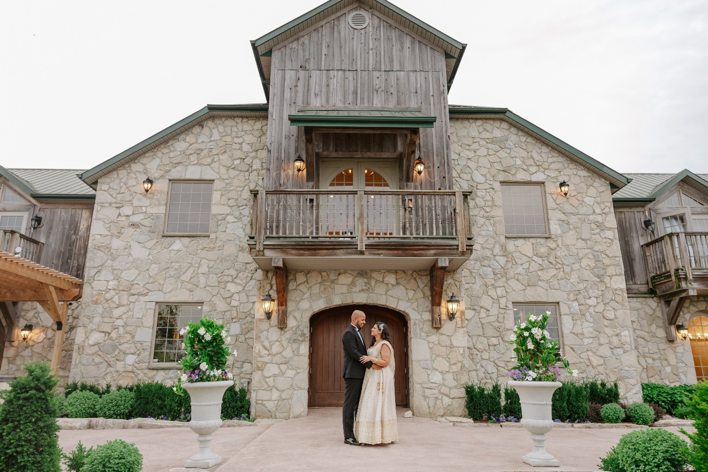 Bride and Groom Wedding Photo Ideas that Highlight Venue